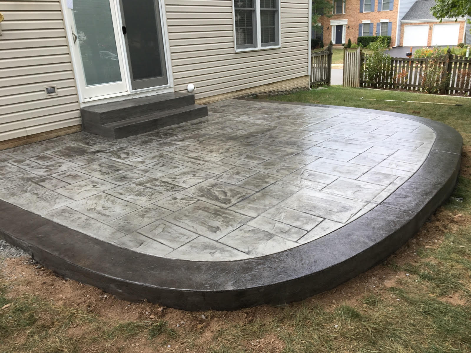 Round Ashlar Slate Patio Blackwater Concrete